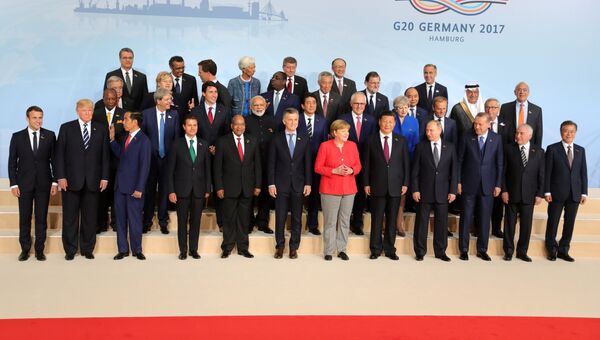 Лидеры саммита G20 позируют для совместной фотографии с главами делегаций приглашенных государств и международных организаций в Гамбурге. 7 июля 2017 Лидеры саммита G20 позируют для совместной фотографии с главами делегаций приглашенных государств и международных организаций в Гамбурге. 7 июля 2017