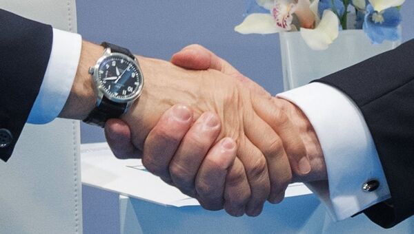 Рукопожатие президента РФ Владимира Путина и президента США Дональда Трампа во время беседы на полях саммита лидеров Группы двадцати G20 в Гамбурге. 7 июля 2017 Рукопожатие президента РФ Владимира Путина и президента США Дональда Трампа во время беседы на полях саммита лидеров Группы двадцати G20 в Гамбурге. 7 июля 2017