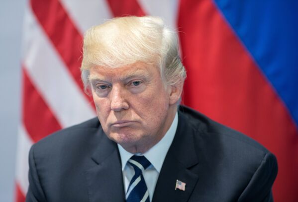 Президент США Дональд Трам во время беседы с президентом РФ Владимиром Путиным на полях саммита лидеров Группы двадцати G20 в Гамбурге. 7 июля 2017 Президент США Дональд Трам во время беседы с президентом РФ Владимиром Путиным на полях саммита лидеров Группы двадцати G20 в Гамбурге. 7 июля 2017