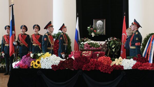 Церемония прощания с писателем Даниилом Граниным в Таврическом дворце в Санкт-Петербурге. Архивное фото Церемония прощания с писателем Даниилом Граниным в Таврическом дворце в Санкт-Петербурге. Архивное фото