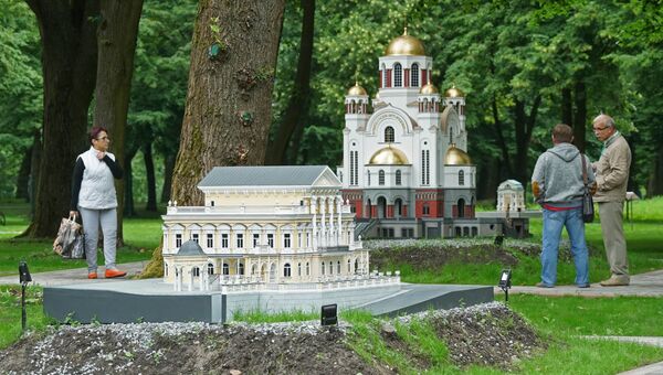 Посетители в Южном парке Калининграда, где проходит показ Архитектурных памятников великой России в миниатюре Посетители в Южном парке Калининграда, где проходит показ Архитектурных памятников великой России в миниатюре
