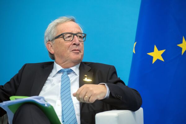 Председатель Европейской комиссии Жан-Клод Юнкер во время беседы с президентом РФ Владимиром Путиным на полях саммита лидеров Группы двадцати G20 в Гамбурге. 8 июля 2017 Председатель Европейской комиссии Жан-Клод Юнкер во время беседы с президентом РФ Владимиром Путиным на полях саммита лидеров Группы двадцати G20 в Гамбурге. 8 июля 2017