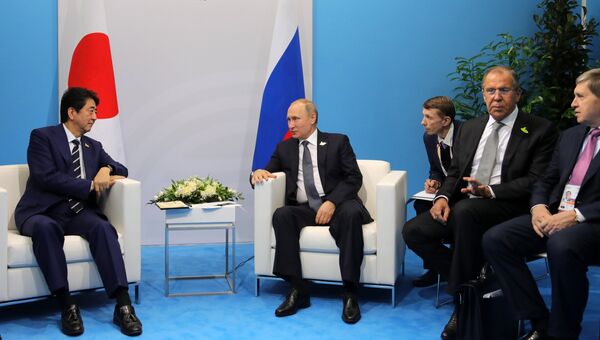 Президент РФ Владимир Путин и премьер-министр Японии Синдзо Абэ во время беседы на полях саммита лидеров Группы двадцати G20 в Гамбурге. 7 июля 2017 Президент РФ Владимир Путин и премьер-министр Японии Синдзо Абэ во время беседы на полях саммита лидеров Группы двадцати G20 в Гамбурге. 7 июля 2017