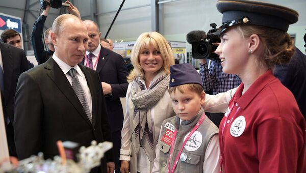 Президент РФ Владимир Путин на 8-й Международной промышленной выставке Иннопром - 2017 Президент РФ Владимир Путин на 8-й Международной промышленной выставке Иннопром - 2017