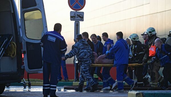Сотрудники медицинской службы эвакуируют пострадавшего с места пожара в здании торгового центра РИО на Дмитровском шоссе в Москве Сотрудники медицинской службы эвакуируют пострадавшего с места пожара в здании торгового центра РИО на Дмитровском шоссе в Москве