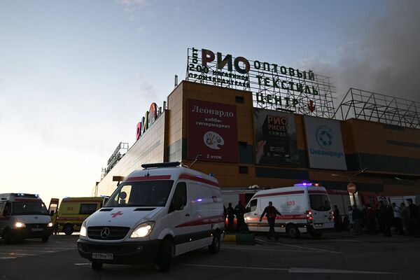 Кареты скорой помощи на месте тушения пожара в здании торгового центра РИО на Дмитровском шоссе в Москве Кареты скорой помощи на месте тушения пожара в здании торгового центра РИО на Дмитровском шоссе в Москве