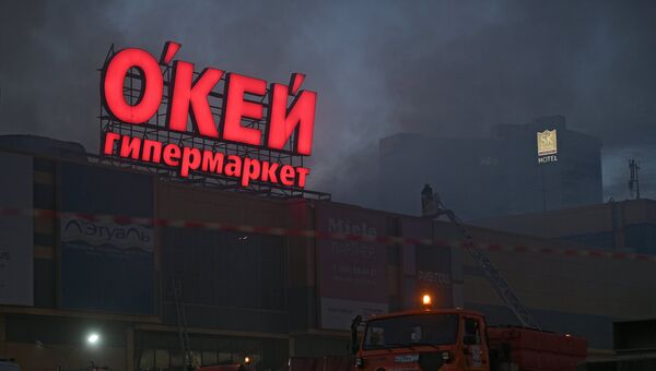 Сотрудники полиции и противопожарной службы во время тушения пожара в здании торгового центра РИО на Дмитровском шоссе в Москве Сотрудники полиции и противопожарной службы во время тушения пожара в здании торгового центра РИО на Дмитровском шоссе в Москве