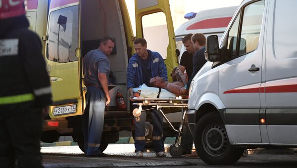 Сотрудники медицинской службы эвакуируют пострадавшего с места пожара в здании торгового центра РИО на Дмитровском шоссе Сотрудники медицинской службы эвакуируют пострадавшего с места пожара в здании торгового центра РИО на Дмитровском шоссе