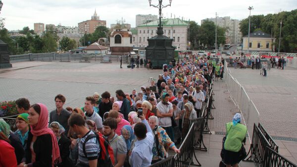 Очередь в храм Христа Спасителя в последний день пребывание в Москве мощей святителя Николая Чудотворца Очередь в храм Христа Спасителя в последний день пребывание в Москве мощей святителя Николая Чудотворца