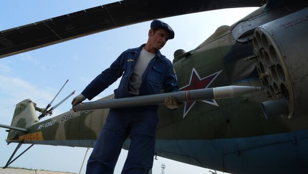 Авиационные техники готовят вертолет Ми-35 к вылету во время учений отдельного вертолетного полка на аэродроме Черниговка в Приморском крае Авиационные техники готовят вертолет Ми-35 к вылету во время учений отдельного вертолетного полка на аэродроме Черниговка в Приморском крае