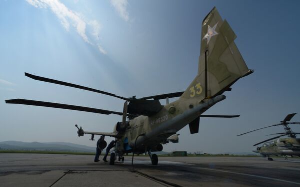 Вертолеты Ка-52 Аллигатор во время учений отдельного вертолетного полка на аэродроме Черниговка в Приморском крае Вертолеты Ка-52 Аллигатор во время учений отдельного вертолетного полка на аэродроме Черниговка в Приморском крае