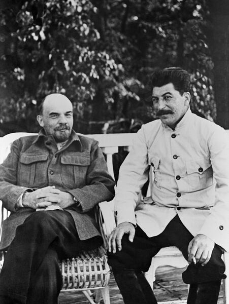 Владимир Ильич Ленин и Иосиф Виссарионович Сталин (справа) в Горках. 1922 год Владимир Ильич Ленин и Иосиф Виссарионович Сталин (справа) в Горках. 1922 год