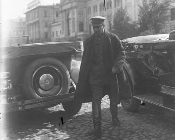 Иосиф Сталин – делегат V съезда Советов у Большого театра. 1918 год Иосиф Сталин – делегат V съезда Советов у Большого театра. 1918 год