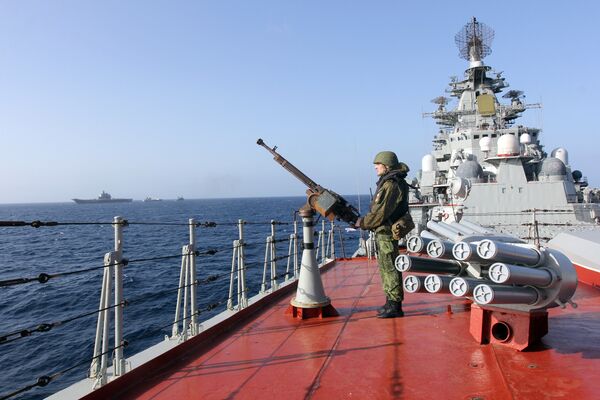 Военнослужащий на палубе тяжелого атомного ракетного крейсера Петр Великий Военнослужащий на палубе тяжелого атомного ракетного крейсера Петр Великий