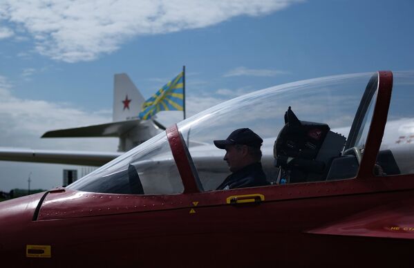 Участник в кабине спортивно-пилотажного реактивного самолета СР-10 на Международном авиационно-космическом салоне МАКС-2017 в Жуковском Участник в кабине спортивно-пилотажного реактивного самолета СР-10 на Международном авиационно-космическом салоне МАКС-2017 в Жуковском