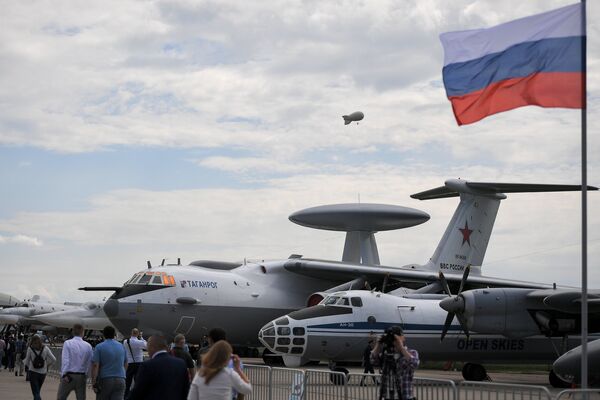 Самолет воздушного наблюдения и аэрофотосъёмки Ан-30 и самолет дальнего радиолокационного обнаружения и управления А -50У представленные на МАКС-2017 Самолет воздушного наблюдения и аэрофотосъёмки Ан-30 и самолет дальнего радиолокационного обнаружения и управления А -50У представленные на МАКС-2017