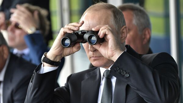 Президент РФ Владимир Путин наблюдает за демонстрационными полетами пилотажных групп во время посещения МАКС-2017 Президент РФ Владимир Путин наблюдает за демонстрационными полетами пилотажных групп во время посещения МАКС-2017