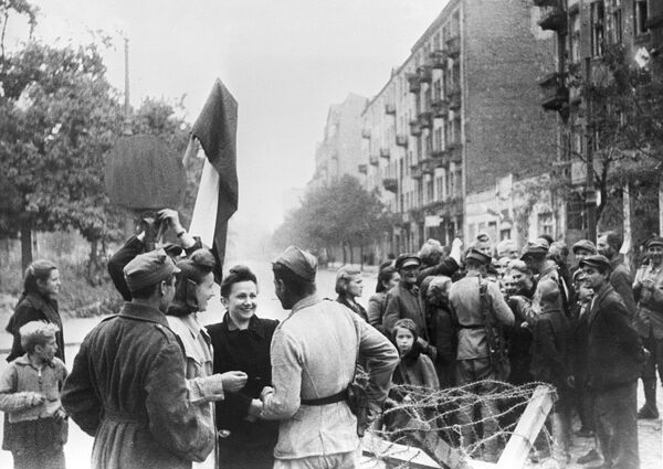 Мирные жители Варшавы и бойцы Красной Армии. Освобождение Польши. Великая Отечественная война 1941-1945 годов Мирные жители Варшавы и бойцы Красной Армии. Освобождение Польши. Великая Отечественная война 1941-1945 годов
