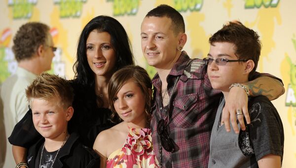 Участник американской группы Linkin Park Честер Беннингтон с семьей Участник американской группы Linkin Park Честер Беннингтон с семьей