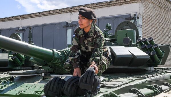 Участница команды Никарагуа перед началом репетиции международного этапа конкурса Танковый биатлон Армейских международных игр-2017 в Алабино Участница команды Никарагуа перед началом репетиции международного этапа конкурса Танковый биатлон Армейских международных игр-2017 в Алабино