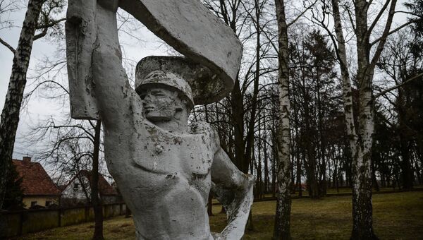 На интернациональном военном кладбище в польском Ольштыне, где похоронены советские и польские солдаты, а также французские летчики эскадрильи Нормандии Неман, погибшие в годы Второй мировой войны. Архивное фото На интернациональном военном кладбище в польском Ольштыне, где похоронены советские и польские солдаты, а также французские летчики эскадрильи Нормандии Неман, погибшие в годы Второй мировой войны. Архивное фото