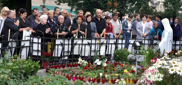 Родственники погибших при крушении СУ-27 во время панихиды во Львове. 27 июля 2005 Родственники погибших при крушении СУ-27 во время панихиды во Львове. 27 июля 2005