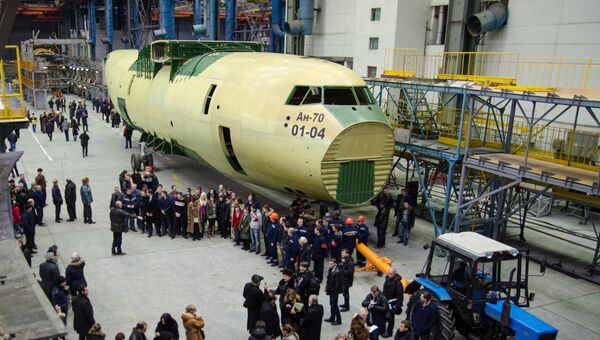 Презентация первого экземпляра военно-транспортного самолета Ан-70 производства украинского завода Антонов. 2012 год Презентация первого экземпляра военно-транспортного самолета Ан-70 производства украинского завода Антонов. 2012 год