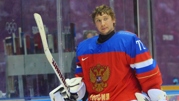 Вратарь Сергей Бобровский (Россия) во время разминки перед матчем группового этапа между сборными командами России и Словакии на соревнованиях по хоккею среди мужчин на XXII зимних Олимпийских играх в Сочи Вратарь Сергей Бобровский (Россия) во время разминки перед матчем группового этапа между сборными командами России и Словакии на соревнованиях по хоккею среди мужчин на XXII зимних Олимпийских играх в Сочи
