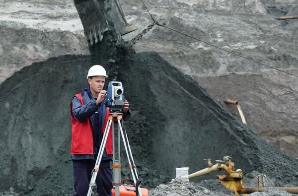 Сотрудник измеряет ландшафт в карьере АО Янтарный комбинат в Калининграде Сотрудник измеряет ландшафт в карьере АО Янтарный комбинат в Калининграде