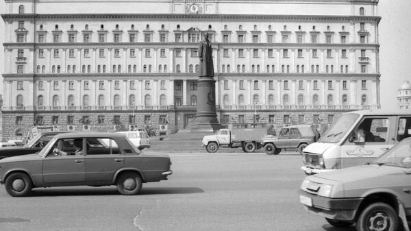 Памятник Ф. Э. Дзержинскому у здания КГБ СССР Памятник Ф. Э. Дзержинскому у здания КГБ СССР