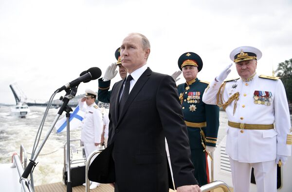 Верховный главнокомандующий РФ Владимир Путин на катере совершает обход кораблей, выстроившихся перед началом парада по случаю Дня Военно-морского флота РФ, на рейде Невы в Санкт-Петербурге. 30 июля 2017 Верховный главнокомандующий РФ Владимир Путин на катере совершает обход кораблей, выстроившихся перед началом парада по случаю Дня Военно-морского флота РФ, на рейде Невы в Санкт-Петербурге. 30 июля 2017