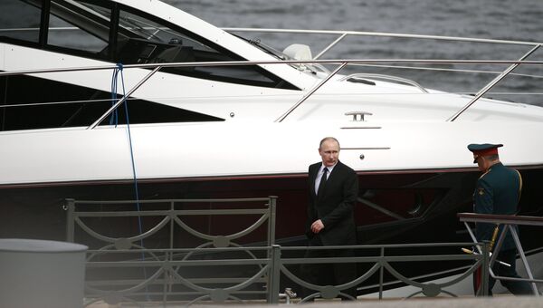 Верховный главнокомандующий РФ Владимир Путин на Адмиралтейской набережной Санкт-Петербурге перед началом парада по случаю Дня Военно-морского флота РФ. 30 июля 2017 Верховный главнокомандующий РФ Владимир Путин на Адмиралтейской набережной Санкт-Петербурге перед началом парада по случаю Дня Военно-морского флота РФ. 30 июля 2017