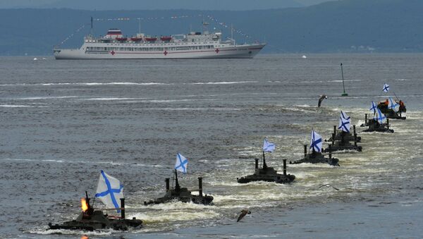 Высадка морского десанта на БТР-80 во время парада кораблей по случаю празднования Дня Военно-морского флота России во Владивостоке. 30 июля 2017 Высадка морского десанта на БТР-80 во время парада кораблей по случаю празднования Дня Военно-морского флота России во Владивостоке. 30 июля 2017