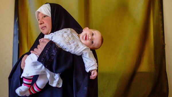 Женщина с ребенком — беженцы из Сирии — в одном из домов в городе Хальба на севере Ливана Женщина с ребенком — беженцы из Сирии — в одном из домов в городе Хальба на севере Ливана