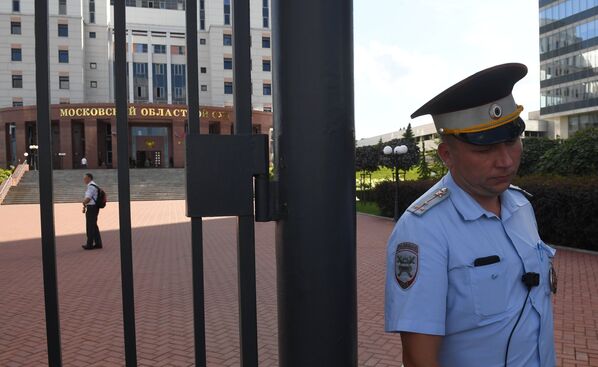 Струдник полиции у здания Московского областного суда, в котором произошла перестрелка. 1 августа 2017 Струдник полиции у здания Московского областного суда, в котором произошла перестрелка. 1 августа 2017