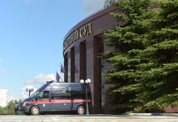 Автомобиль Следственного комитета у здания Московского областного суда, в котором произошла перестрелка. 1 августа 2017 Автомобиль Следственного комитета у здания Московского областного суда, в котором произошла перестрелка. 1 августа 2017