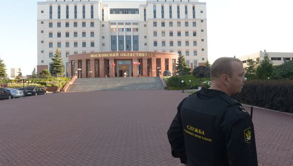 Сотрудник Федеральной службы судебных приставов у здания Московского областного суда. Архивное фото Сотрудник Федеральной службы судебных приставов у здания Московского областного суда. Архивное фото