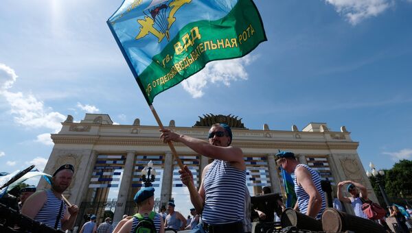 Десантники во время празднования Дня Воздушно-десантных войск в парке имени М. Горького в Москве. 2 августа 2017 Десантники во время празднования Дня Воздушно-десантных войск в парке имени М. Горького в Москве. 2 августа 2017