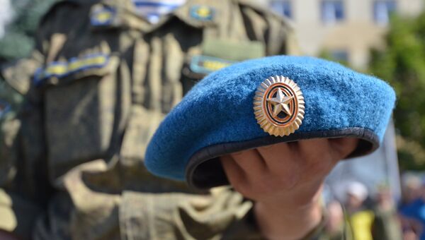 Берет в руке десантника на празднике дня ВДВ в Ставропольском крае Берет в руке десантника на празднике дня ВДВ в Ставропольском крае