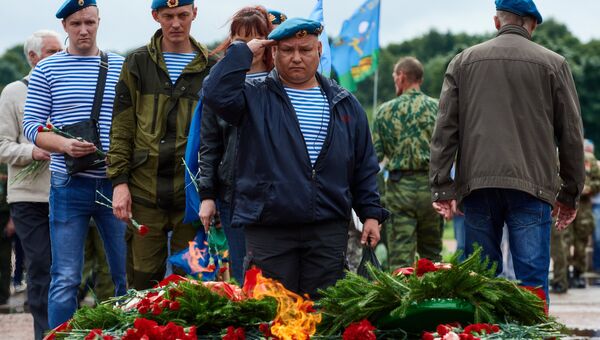 Возложение цветов к Вечному огню на Марсовом поле в Санкт-Петербурге в День Воздушно-десантных войск в Санкт-Петербурге Возложение цветов к Вечному огню на Марсовом поле в Санкт-Петербурге в День Воздушно-десантных войск в Санкт-Петербурге