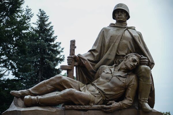 Скульптурная композиция на кладбище-мавзолее советских воинов в Варшаве Скульптурная композиция на кладбище-мавзолее советских воинов в Варшаве