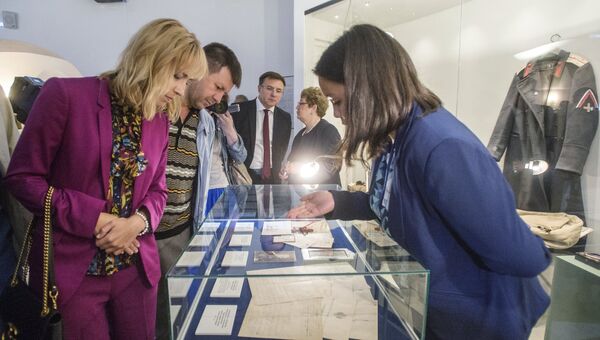 Посетители рассматривают документы из архива семьи Романовых, переданного музею-заповеднику Царское село и выставленного в экспозиции Россия в Великой войне Посетители рассматривают документы из архива семьи Романовых, переданного музею-заповеднику Царское село и выставленного в экспозиции Россия в Великой войне
