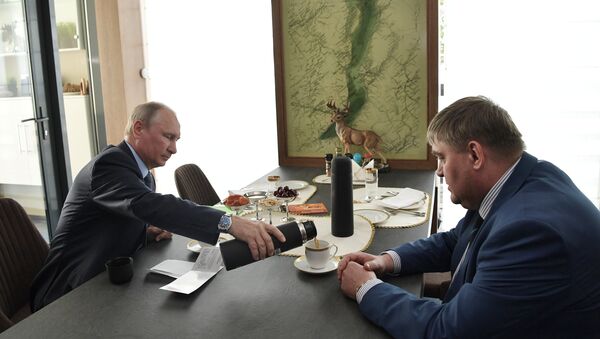 Президент РФ Владимир Путин на встрече с мэром города Черемхово Вадимом Семеновым во время посещения Байкальского государственного природного биосферного заповедник Президент РФ Владимир Путин на встрече с мэром города Черемхово Вадимом Семеновым во время посещения Байкальского государственного природного биосферного заповедник
