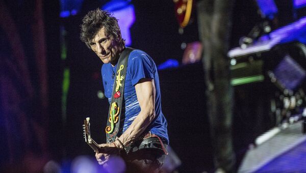 Ронни Вуд из The Rolling Stones выступает в Гаване, Куба. Архивное фото Ронни Вуд из The Rolling Stones выступает в Гаване, Куба. Архивное фото