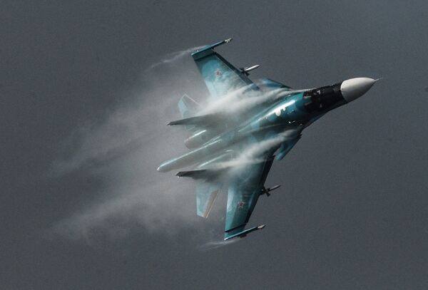 Самолет Су-34 во время выступления на Международном авиационно-космическом салоне МАКС 2015 в подмосковном Жуковском Самолет Су-34 во время выступления на Международном авиационно-космическом салоне МАКС 2015 в подмосковном Жуковском
