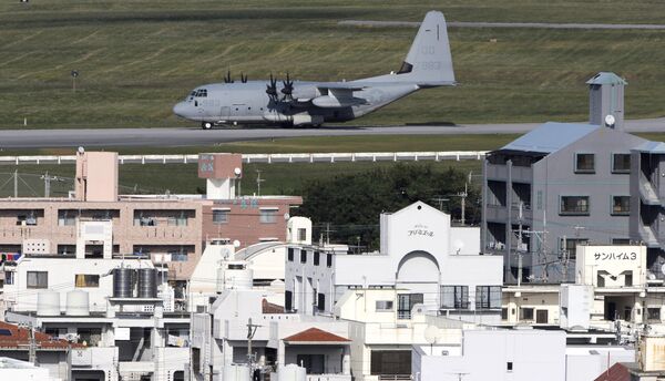 Военный грузовой самолет США на острове Окинава, Япония
