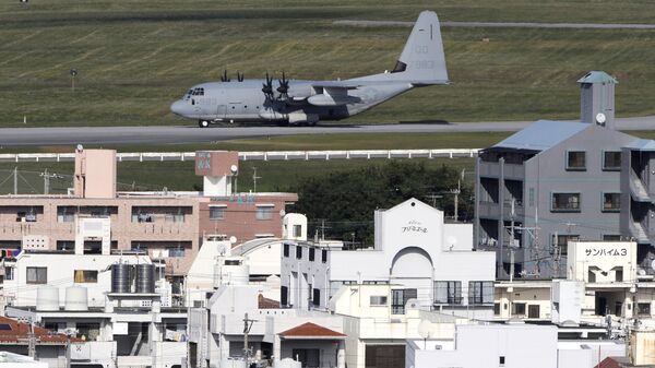Военный грузовой самолет США на острове Окинава, Япония Военный грузовой самолет США на острове Окинава, Япония