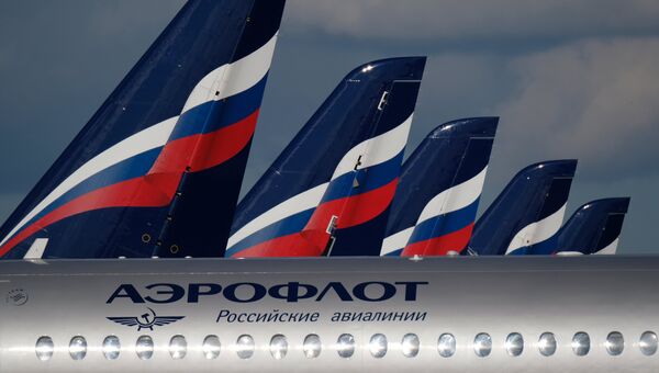 Sukhoi Superjet 100 на стоянке самолетов в аэропорту Шереметьево в Москве. Архивное фото Sukhoi Superjet 100 на стоянке самолетов в аэропорту Шереметьево в Москве. Архивное фото
