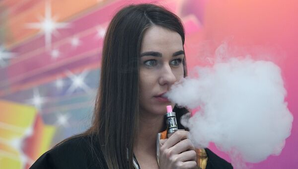 Участница на специализированной выставке vape-индустрии Global vape - 2017. Архивное фото Участница на специализированной выставке vape-индустрии Global vape - 2017. Архивное фото