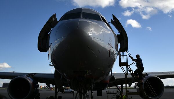 Sukhoi Superjet 100 на стоянке самолетов в аэропорту Шереметьево в Москве. Архивное фото Sukhoi Superjet 100 на стоянке самолетов в аэропорту Шереметьево в Москве. Архивное фото